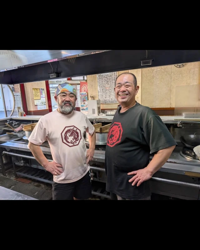 JR佐賀駅から“100歩”で出会える「駅前ラーメン ビッグワン」。
 
創業1983年、野田兄弟が守り続ける味と職人技。
 
実はこの店のルーツには、佐賀市のちゃんぽん店「若柳」が…！
 
どうしてビッグワンのラーメンが愛されているのか🍜
詳しいストーリーは、noteで公開中の記事をチェック！
https://note.com/saga_ramen/n/n2ea016cf4b6c
 
#sagaラーメンプロジェクト 
#駅前ラーメン 
#ビッグワン 
#豚骨ラーメン 
#佐賀グルメ