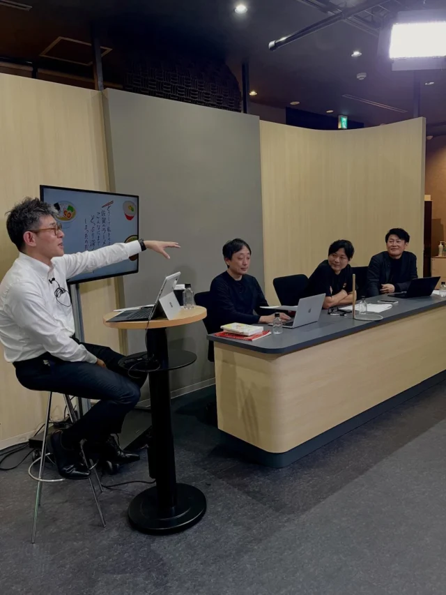 ✨ 先日、SAGAラーメンプロジェクトの座談会収録を行いました✨

今回は３名のコメンテーターをお迎えして、佐賀のラーメン文化など、深掘りトークをしてきました。

👦九州のラーメン店の物語を発信するラーメン記者　小川さん
👦アジアのラーメン事情に精通するラーメンライター　上村さん
👦佐賀のグルメを長年食べ歩いている佐賀新聞社　中野さん

佐賀県内のラーメン事情から、豚骨ラーメンの発祥にまつわる話まで、とにかく面白い話の連続でした👀

この座談会の様子は、今後、記事と動画でお届けしますので、お楽しみに！
SAGAラーメン、きっともっと好きになりますよ🍜🔥

#sagaラーメンプロジェクト 
#佐賀ラーメン 
#ラーメンの魅力 
#ラーメン情報 
#佐賀グルメ