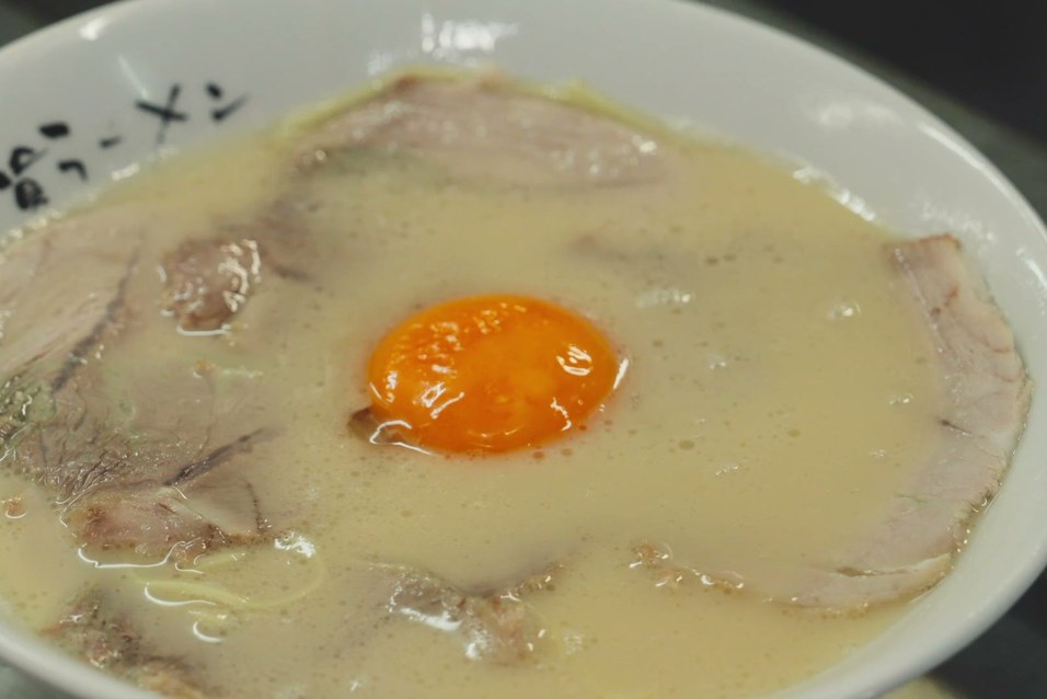 一休軒の白濁スープと生卵のラーメン