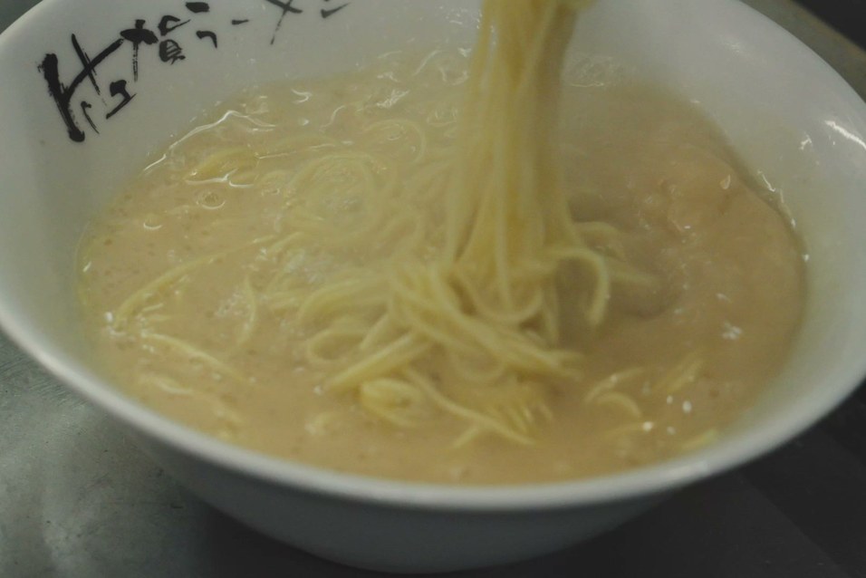 麺は中太「ヤワ」